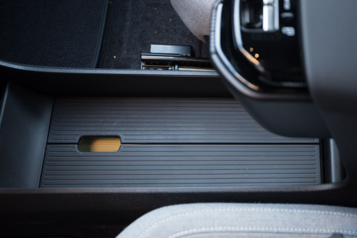 Unter diesem Fach sind zwei USB-C-Anschlüsse zum Laden des Smartpthones. (Bild: Werner Pluta/Golem.de)