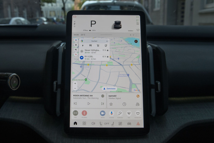 Das Screendesign ist etwas überladen. (Bild: Werner Pluta/Golem.de)