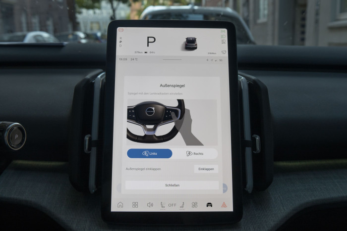 Einige Funktionen wie die Einstellung der Außenspiegel verstecken sich in Untermenüs. (Bild: Werner Pluta/Golem.de)