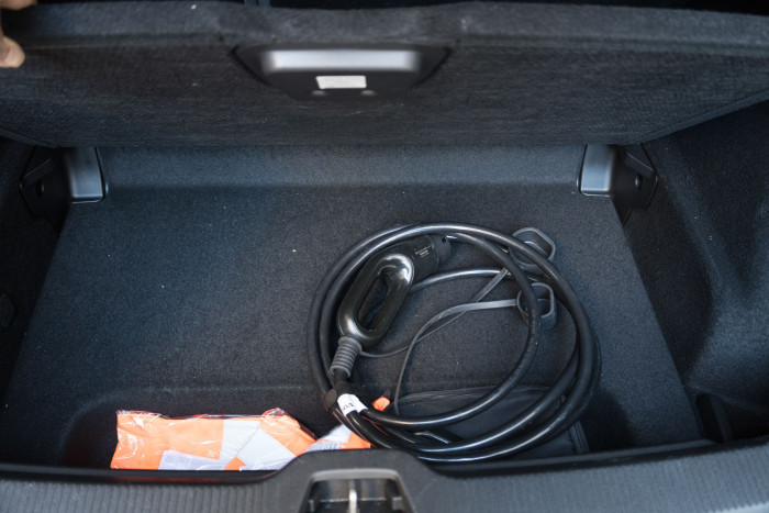 Unter dem Kofferraum ist ein Fach für das Ladekabel. (Bild: Werner Pluta/Golem.de)