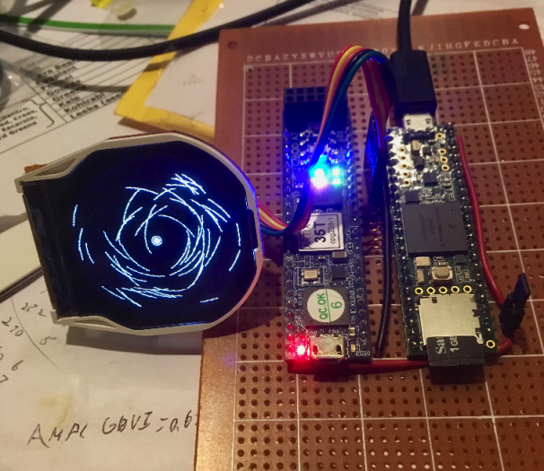 Die Cray-Armbanduhr verwendet ein rundes OLED-Panel. (Bild: Chris Fenton/https://www.chrisfenton.com/1-25-scale-cray-c90-wristwatch/)