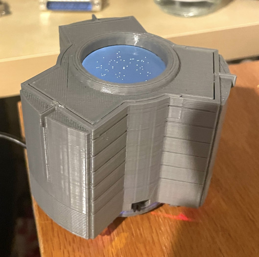 Die Uhr ist ziemlich hoch, weshalb der Macher Chris Fenton sie sich auch als Accessoir auf einem Schreibtisch vorstellen kann. (Bild: Chris Fenton/https://www.chrisfenton.com/1-25-scale-cray-c90-wristwatch/)