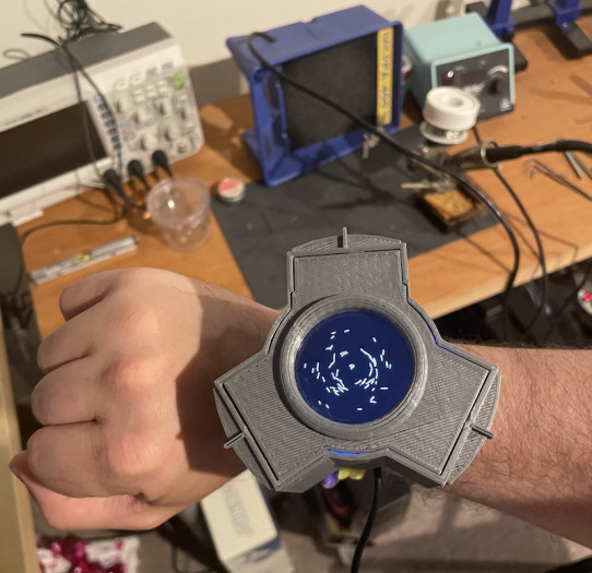 Die Cray-Uhr am Handgelenk (Bild: Chris Fenton/https://www.chrisfenton.com/1-25-scale-cray-c90-wristwatch/)