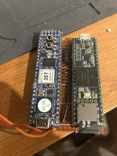 Das FPGA-Board und das Teeny-Board (Bild: Chris Fenton/https://www.chrisfenton.com/1-25-scale-cray-c90-wristwatch/)