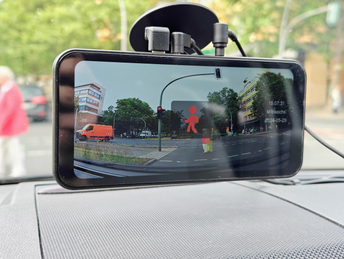 Das CL630 erkennt Fußgänger und warnt Fahrer. (Bild: Tobias Költzsch/Golem.de)