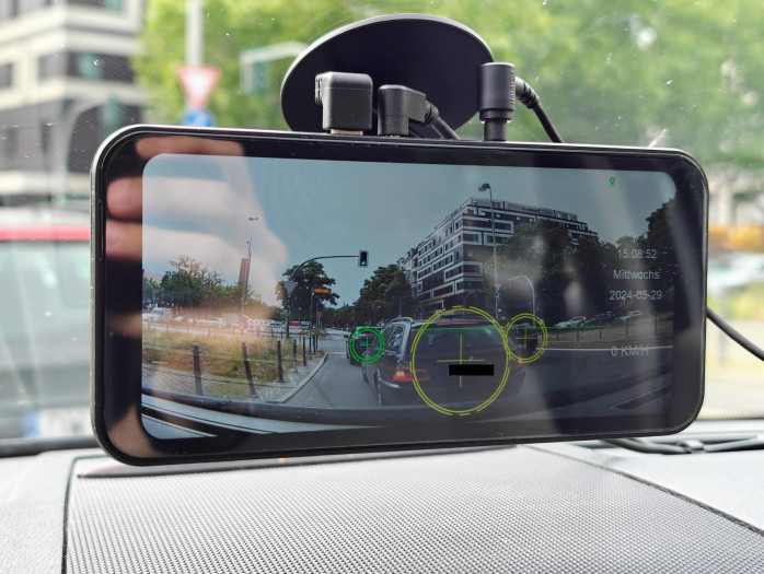 Auch Autos werden erkannt und - je nach Entfernung - farblich unterschiedlich dargestellt. Bei Bremsmanövern der Vorderleute ertönt eine Auffahrwarnung. (Bild: Tobias Költzsch/Golem.de)