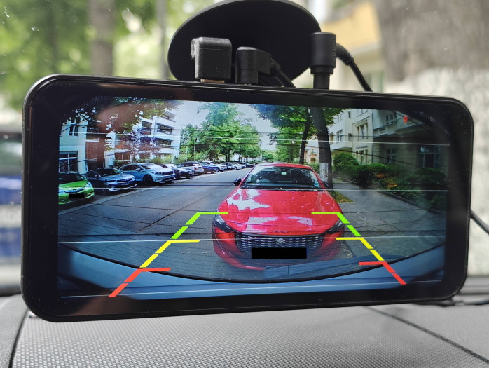 Die rückwärtige Kamera kann an die Rückleuchte angeschlossen werden. Dann aktiviert sie im Rückwärtsgang einen Parkmodus mit recht genauer Entfernungsanzeige. (Bild: Tobias Költzsch/Golem.de)