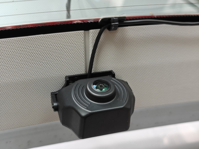 Wir haben für unseren Test die Kamera nur im Innenraum montiert - besser ist es, sie außen anzubringen und nach innen zu verkabeln. (Bild: Tobias Költzsch/Golem.de)