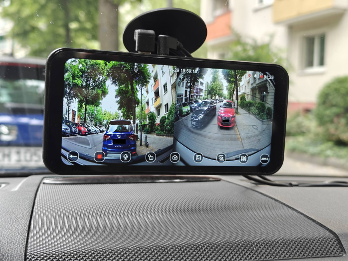 Auf dem Display lassen sich auch beide Kameraansichten anzeigen. (Bild: Tobias Költzsch/Golem.de)