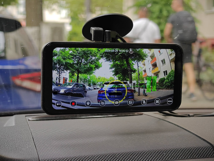 Hier gut zu sehen: die Autoerkennung sowie die Fußgängererkennung. Das linke Fahrzeug erfasst das System nicht. (Bild: Tobias Költzsch/Golem.de)