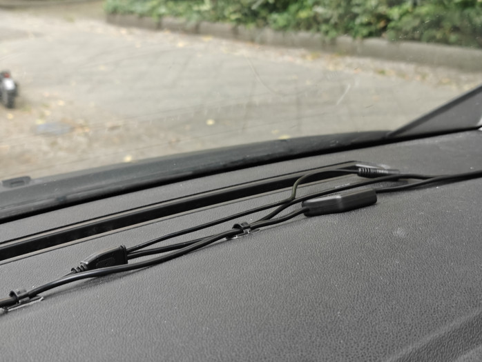 Die Kabel lassen sich mit mitgelieferten Clips gut montieren. (Bild: Tobias Költzsch/Golem.de)