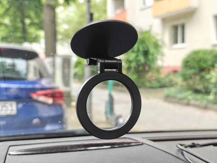 Das Navicam CL630 wird magnetisch an einem Ring befestigt, der auch als Halterung für ein iPhone mit Magsafe dient. (Bild: Tobias Költzsch/Golem.de)