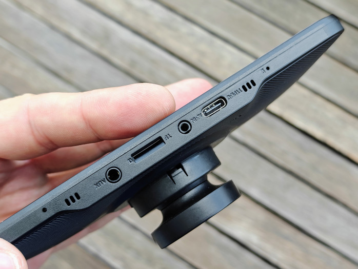 Die Kabel werden am oberen Rand eingesteckt. (Bild: Tobias Költzsch/Golem.de)