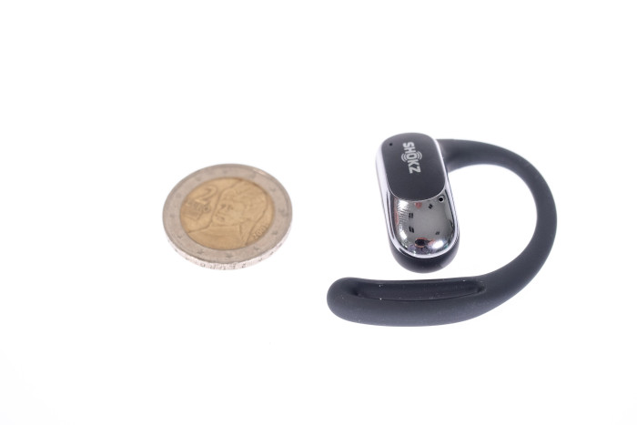 Die Openfit Air von Shokz im Größenvergleich mit einer Münze (Bild: Martin Wolf/Golem.de)