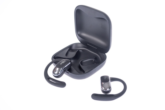 Die Openfit Air von Shokz im Ladeetui (Bild: Martin Wolf/Golem.de)