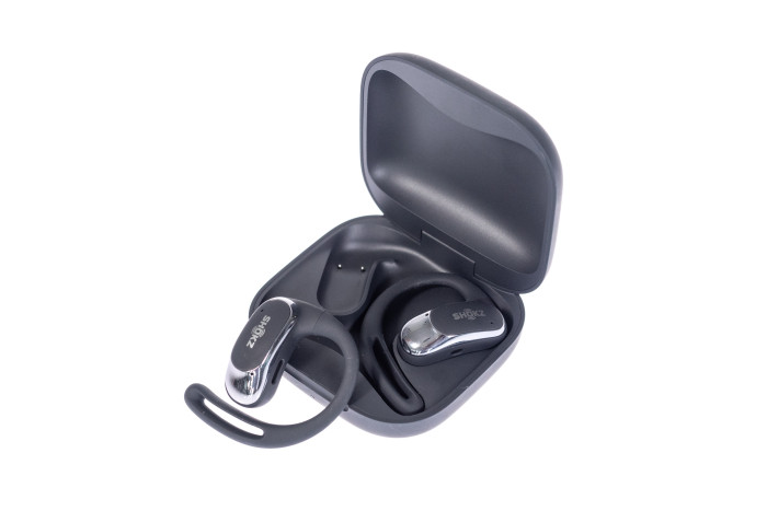 Die Openfit Air von Shokz im Ladeetui (Bild: Martin Wolf/Golem.de)