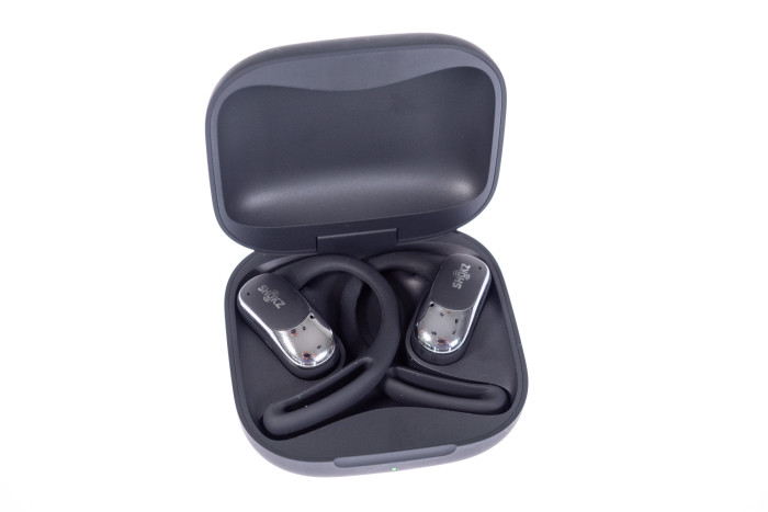 Die Openfit Air von Shokz im Ladeetui (Bild: Martin Wolf/Golem.de)