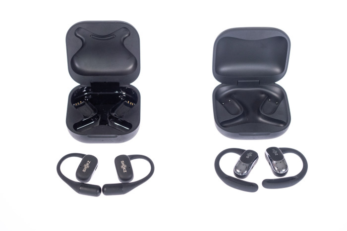 Links die normalen Openfit im Ladeetui, rechts daneben die Openfit Air im Ladeetui (Bild: Martin Wolf/Golem.de)