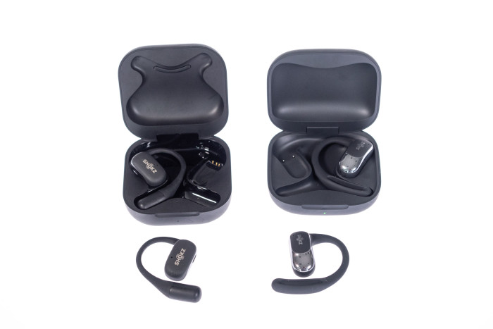 Links die normalen Openfit im Ladeetui, rechts daneben die Openfit Air im Ladeetui (Bild: Martin Wolf/Golem.de)