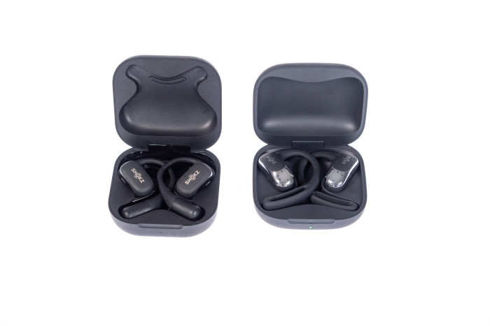 Links die normalen Openfit im Ladeetui, rechts daneben die Openfit Air im Ladeetui (Bild: Martin Wolf/Golem.de)