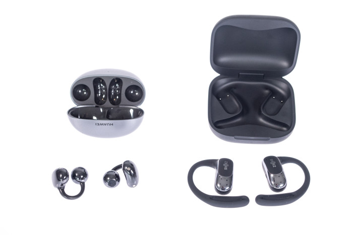 Links die Freeclip von Huawei im Ladeetui, rechts daneben die Openfit Air im Ladeetui (Bild: Martin Wolf/Golem.de)