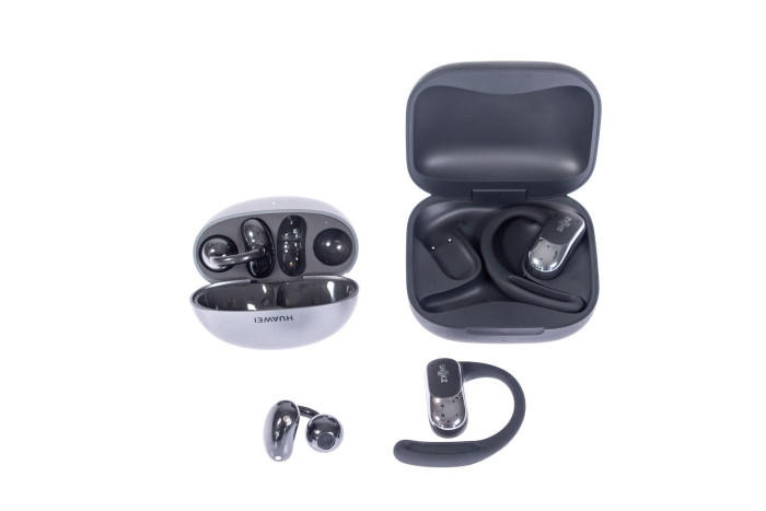 Links die Freeclip von Huawei im Ladeetui, rechts daneben die Openfit Air im Ladeetui (Bild: Martin Wolf/Golem.de)