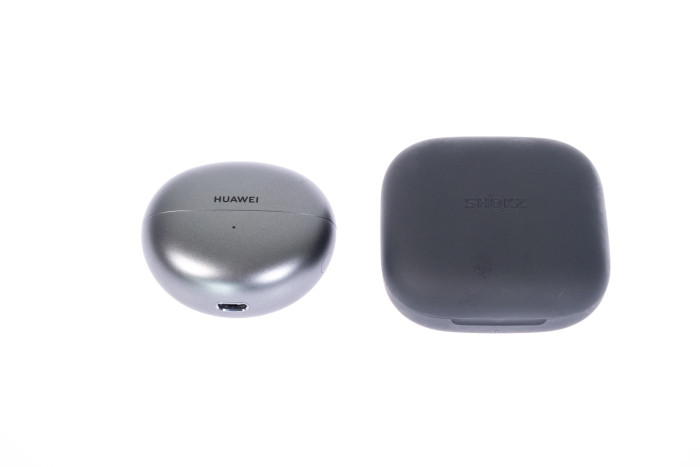 Links das Ladeetui der Freeclip von Huawei, rechts daneben das Ladeetui der Openfit Air (Bild: Martin Wolf/Golem.de)