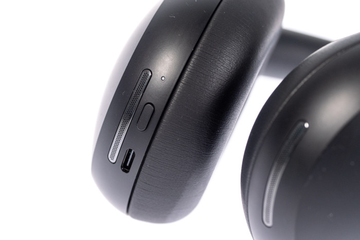 Sonos Ace hat eine USB-C-Buchse zum Aufladen und Musikhören (Bild: Martin Wolf/Golem.de)