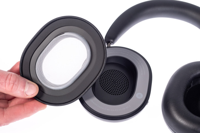 Die Hörpolster am Ace lassen sich bequem lösen. (Bild: Martin Wolf/Golem.de)