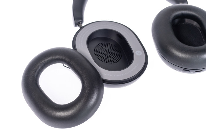 Die Hörpolster werden zuverlässig mit Magnetkraft gehalten. (Bild: Martin Wolf/Golem.de)