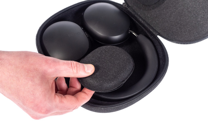 Das Mini-Etui wird magnetisch in der Ace-Tasche gehalten. (Bild: Martin Wolf/Golem.de)