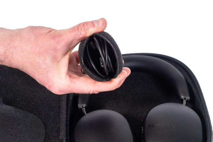 Die beiden Kabel passen in das Mini-Etui. (Bild: Martin Wolf/Golem.de)