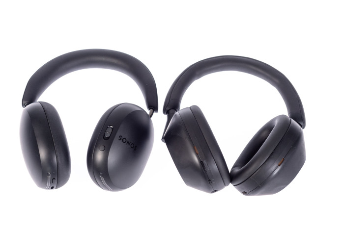 Links Sonos Ace, rechts daneben Sonys WH-1000XM5 (Bild: Martin Wolf/Golem.de)