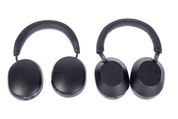 Links Sonos Ace, rechts daneben Sonys WH-1000XM5 (Bild: Martin Wolf/Golem.de)