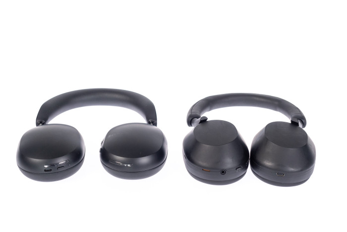 Links Sonos Ace, rechts daneben Sonys WH-1000XM5 (Bild: Martin Wolf/Golem.de)