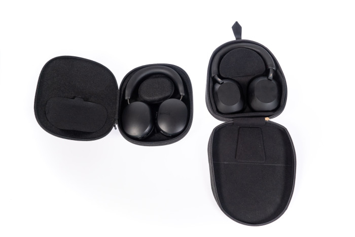 Links Sonos Ace in der Tasche, rechts daneben WH-1000XM5 in der Tasche (Bild: Martin Wolf/Golem.de)