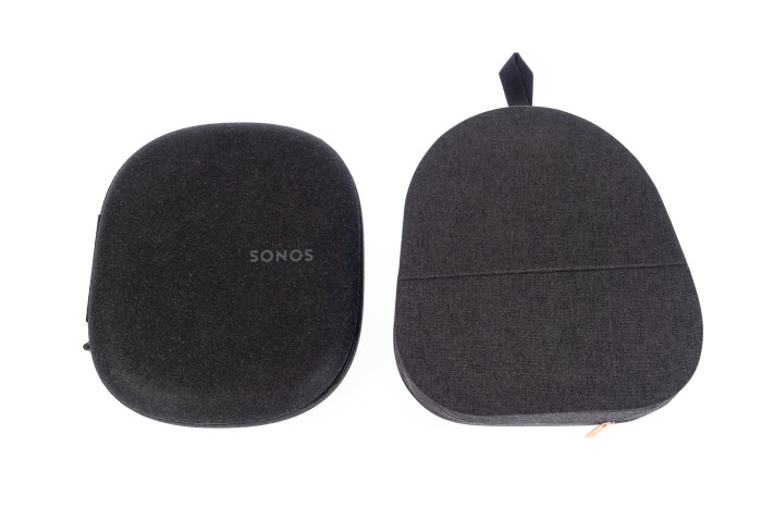 Links Ace-Tasche, rechts die etwas größere Tasche des WH-1000XM5 (Bild: Martin Wolf/Golem.de)