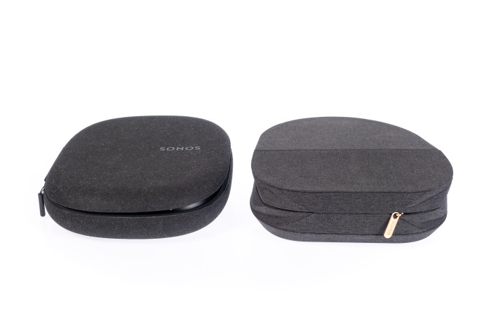 Die Ace-Tasche links ist etwas schmaler als die Tasche des WH-1000XM5 rechts daneben. (Bild: Martin Wolf/Golem.de)