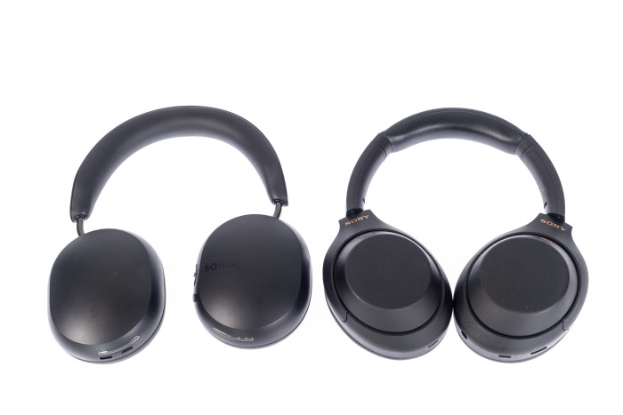 Links Sonos Ace, rechts daneben Sonys WH-1000XM4 (Bild: Martin Wolf/Golem.de)