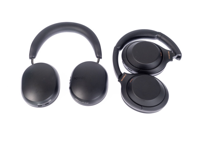 Links Sonos Ace, der WH-1000XM4 von Sony lässt sich platzsparend falten.(Bild: Martin Wolf/Golem.de)