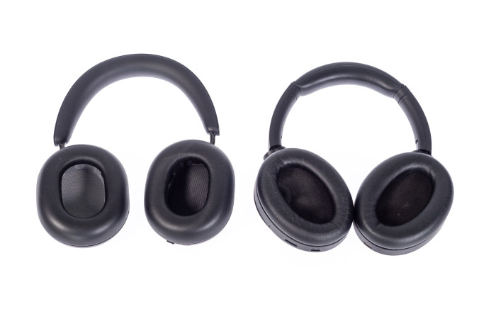 Links Sonos Ace, rechts daneben Sonys WH-1000XM4 (Bild: Martin Wolf/Golem.de)