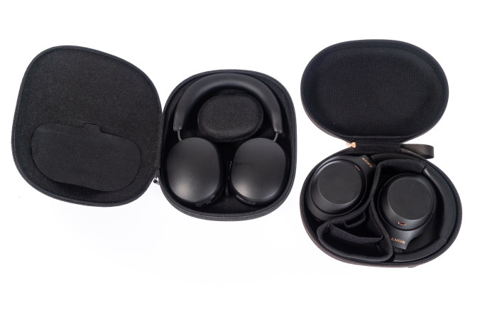 Links Sonos Ace in der Tasche, rechts daneben der WH-1000XM4 in der Tasche (Bild: Martin Wolf/Golem.de)