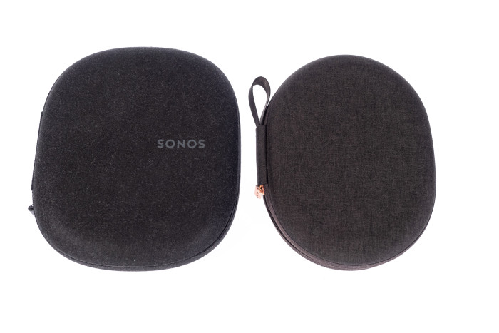 Links Tasche-Ace, rechts die deutlich kleinere Tasche des WH-1000XM4 (Bild: Martin Wolf/Golem.de)