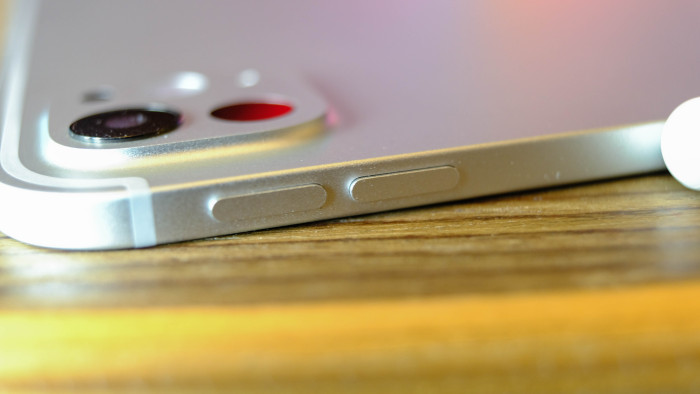 Lautstärketasten an der Seite (Bild: Oliver Nickel/Golem.de)