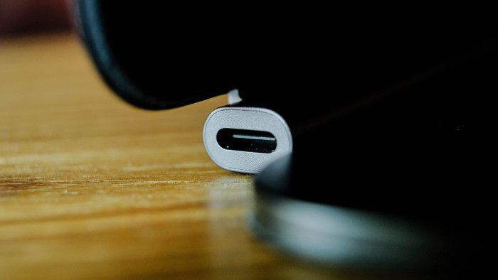 Das Magic Keyboard kann ebenfalls per USB-C-Kabel angeschlossen werden. So kann das Tablet auch geladen werden. (Bild: Oliver Nickel/Golem.de)