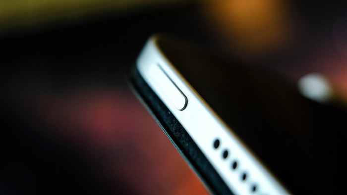 Der Power-Schalter ist an der gewohnten Stelle. (Bild: Oliver Nickel/Golem.de)