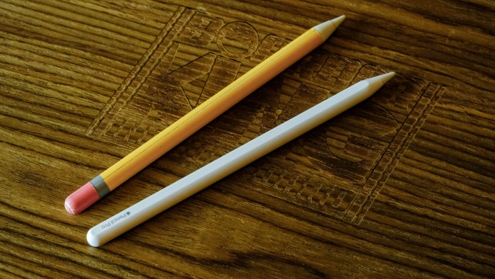 Der Apple Pencil Pro (unten) ist äußerlich identisch zum Apple Pencil 2nd Gen (oben). (Bild: Oliver Nickel/Golem.de)