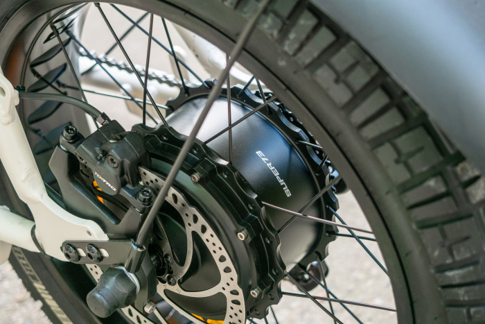 Der Motor ist im Hinterrad verbaut und bringt das Rad spielend auf bis zu 45 km/h - was jedoch nicht erlaubt ist. (Bild: Martin Wolf/Golem.de)