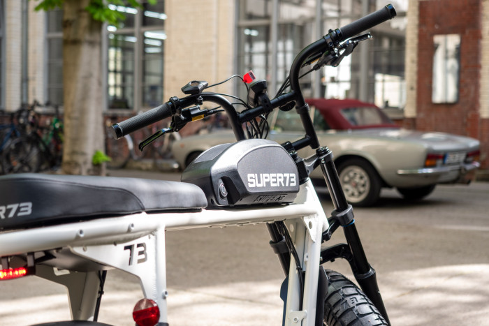 Der Akku in Tank-Optik ist abnehmbar und hatte im Flachland fast 100 km Reichweite bei sparsamer Fahrweise. (Bild: Martin Wolf/Golem.de)