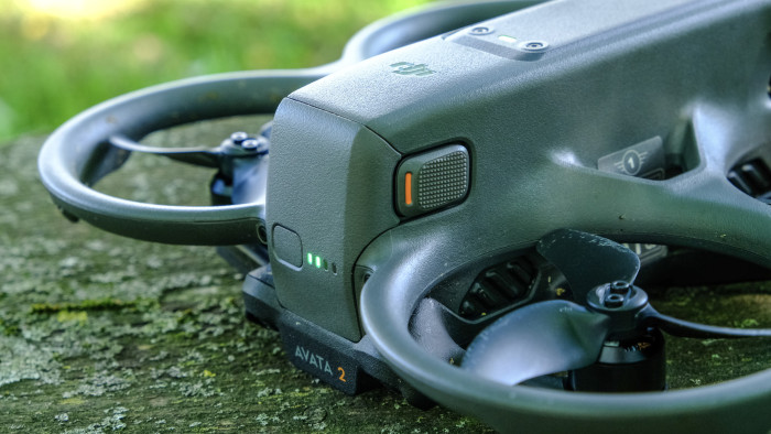 Die Statusleuchten zeigen den Akkustand der Drohne an. (Bild: Oliver Nickel/Golem.de)